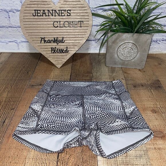 Lululemon In Movement Short *Everlux 2.5"
Swerve Vapor Metal Grey - Picture 11 of 14